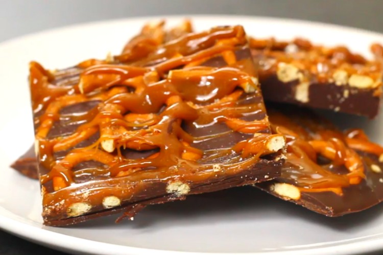salted chocolate and caramel pretzel bars recipe 05